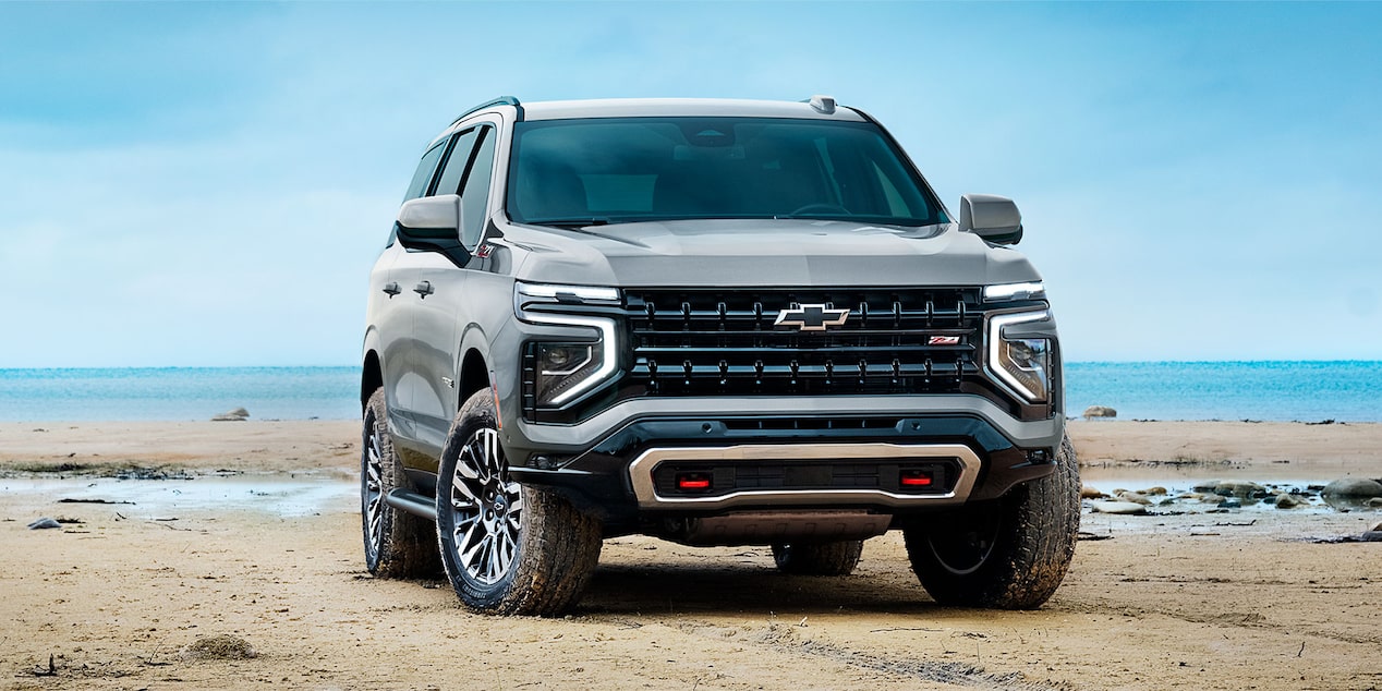 Vista de la Chevrolet Tahoe de frente en la arena.