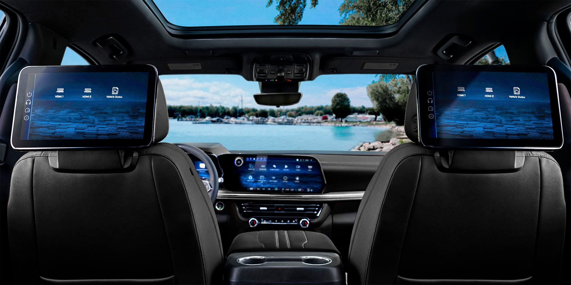 Vista interior de Chevrolet Tahoe con pantallas de entretenimiento trasero.