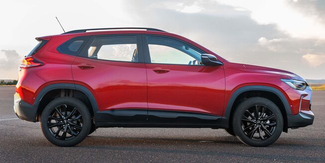 Vista lateral camioneta Chevrolet Tracker Turbo RS