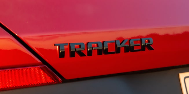 Logo posterior camioneta Chevrolet Tracker Turbo RS