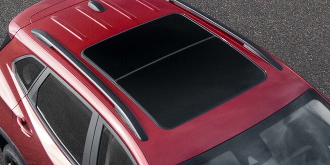 Vista techo vidriado de la camioneta Chevrolet Tracker Turbo RS