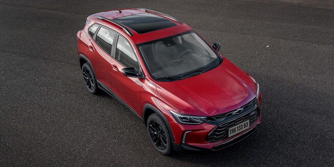 Vista superior de frente de la camioneta Chevrolet Tracker Turbo RS