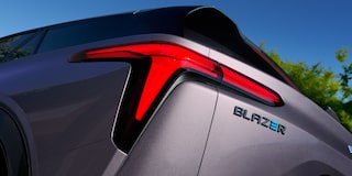 Vista cercana de los faros LED traseros de la Chevrolet Blazer EV.