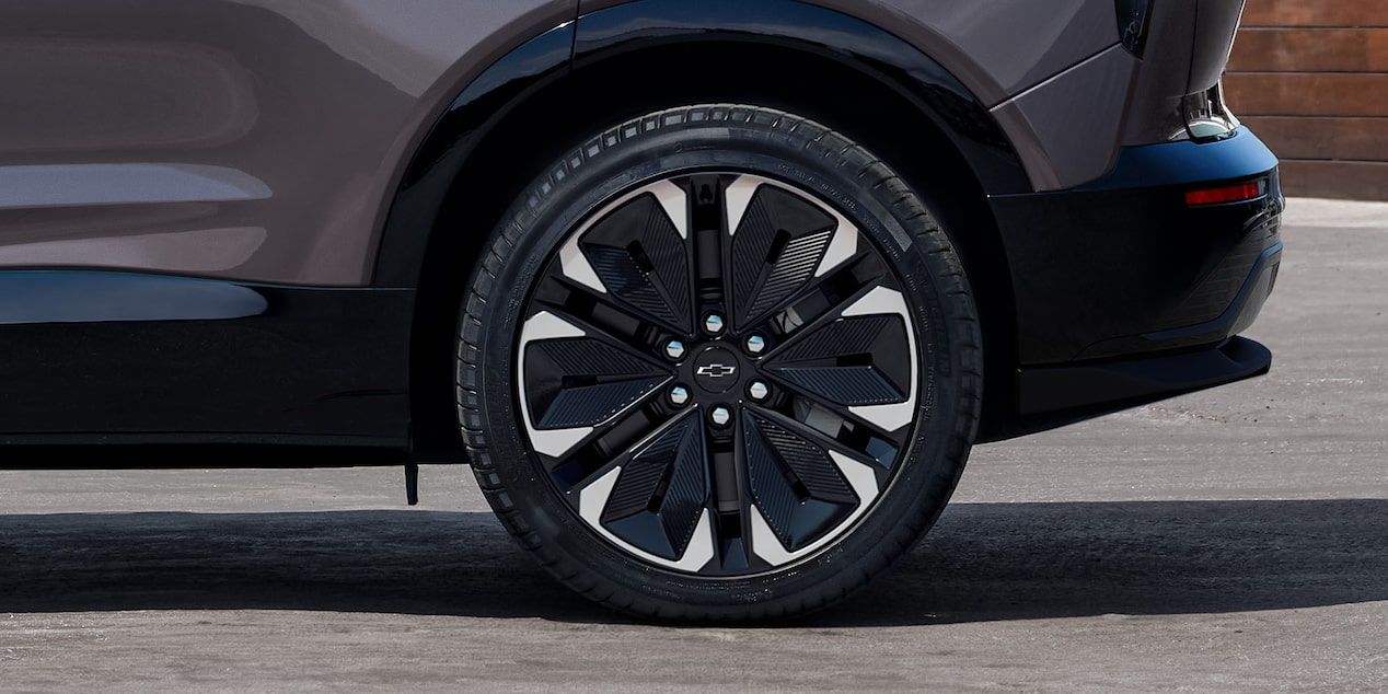 Vista en detalle de los rines deportivos de 21 pulgadas de la Chevrolet Blazer EV.