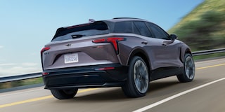 Vista trasera de la Chevrolet Blazer EV circulando por una carretera.