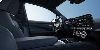 Vista interior del tablero y asientos delanteros de la Chevrolet Blazer EV.