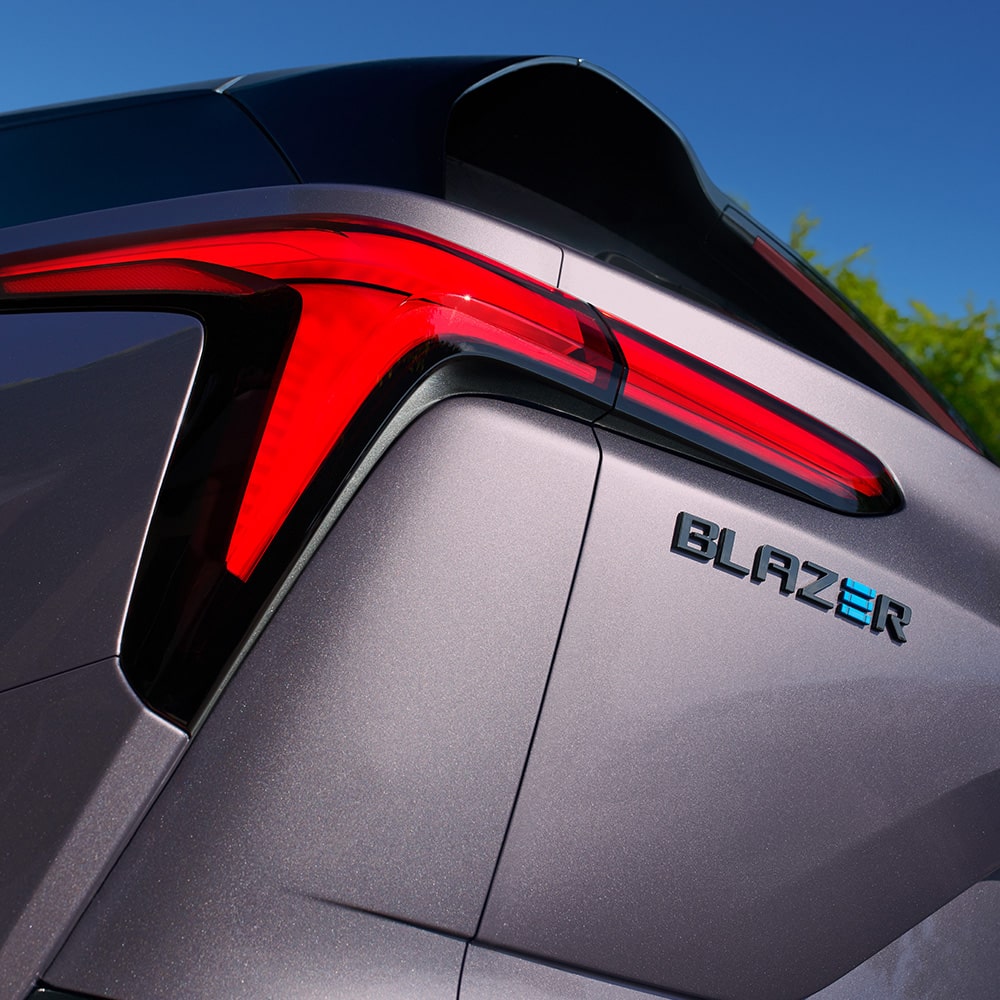 Vista cercana de los faros LED traseros de la Chevrolet Blazer EV.