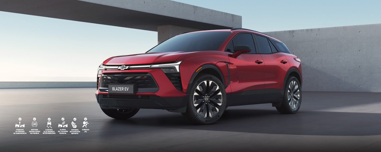 Vista frontal de la Chevrolet Blazer EV estacionada.