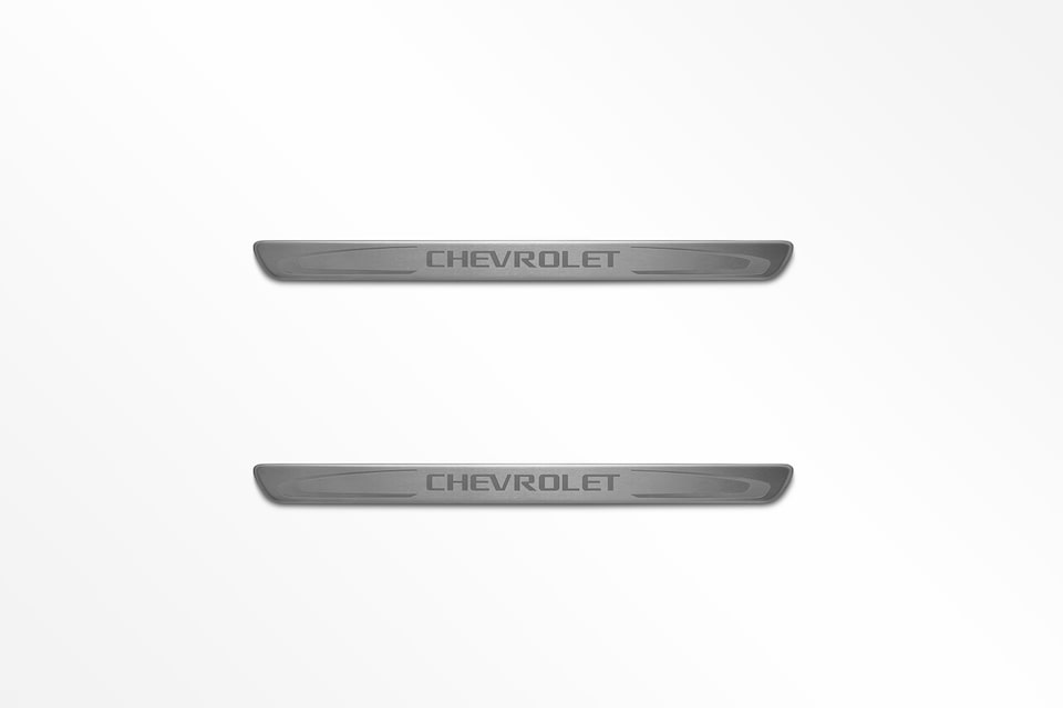 Cuida el umbral de la puerta de tu  Bolt EUV con los protectores originales de Chevrolet
