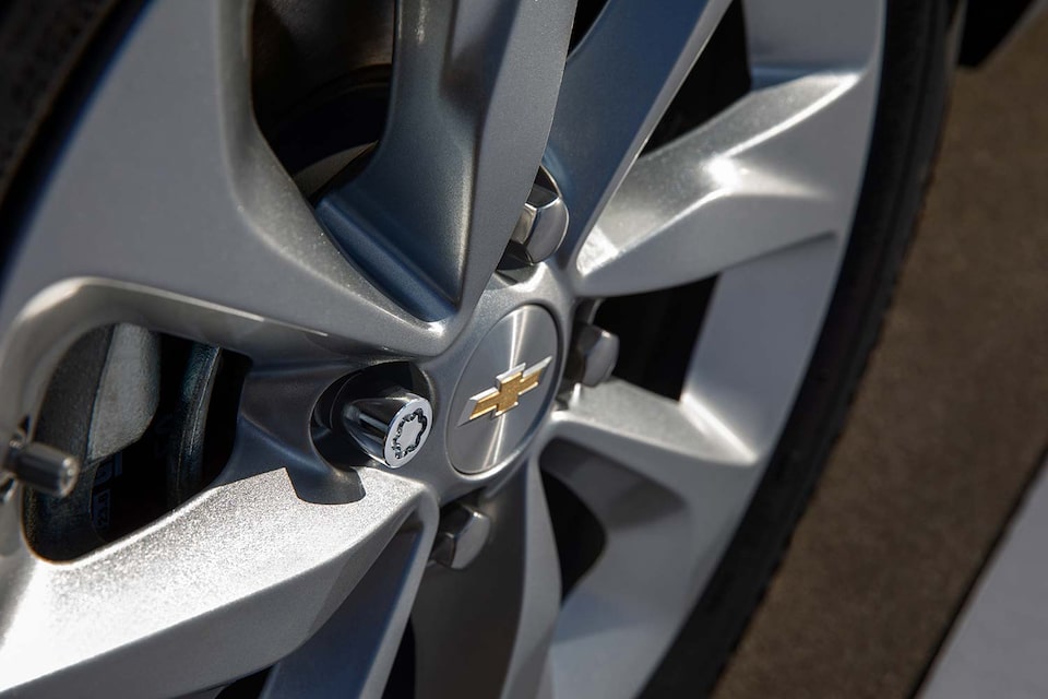 Protege las llantas de tu Chevrolet Bolt EUV con el seguro de llantas de aluminio