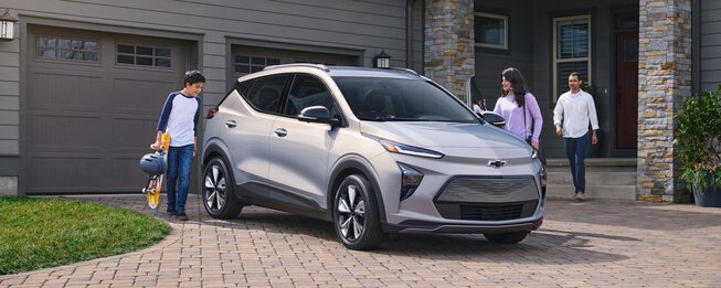 El nuevo vehículo eléctrico Chevrolet Bolt EUV vista de salida familiar