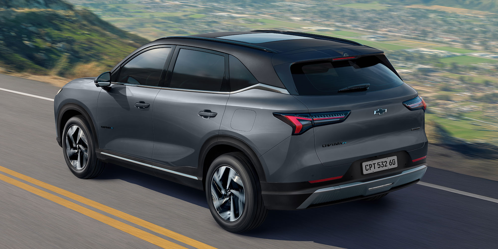 Vista superior de la Chevrolet Captiva EV circulando por una carretera.