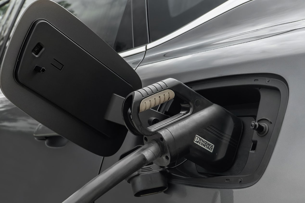 Vista en detalle del conector de carga de la Chevrolet Captiva EV