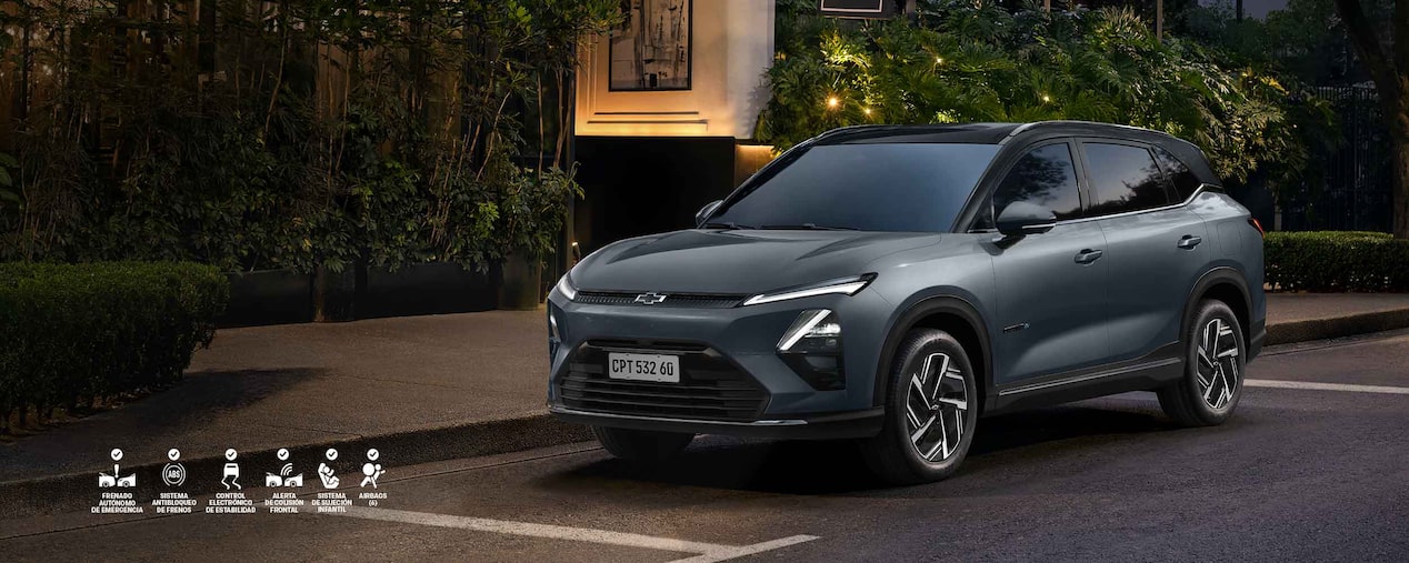 Chevrolet Captiva EV estacionada en una zona urbana.