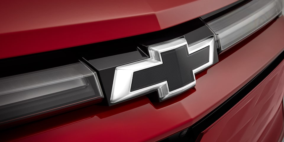 Chevrolet Blazer EV - Accesorio emblema negro iluminado