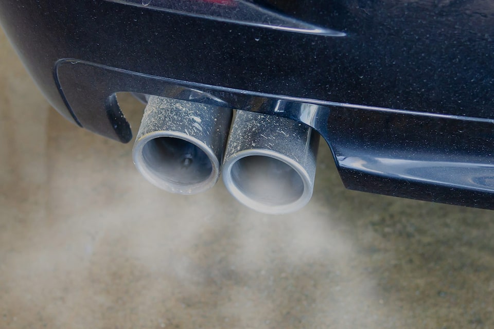 Las emisiones son todos los gases que emite un vehiculo de un motor a combustión