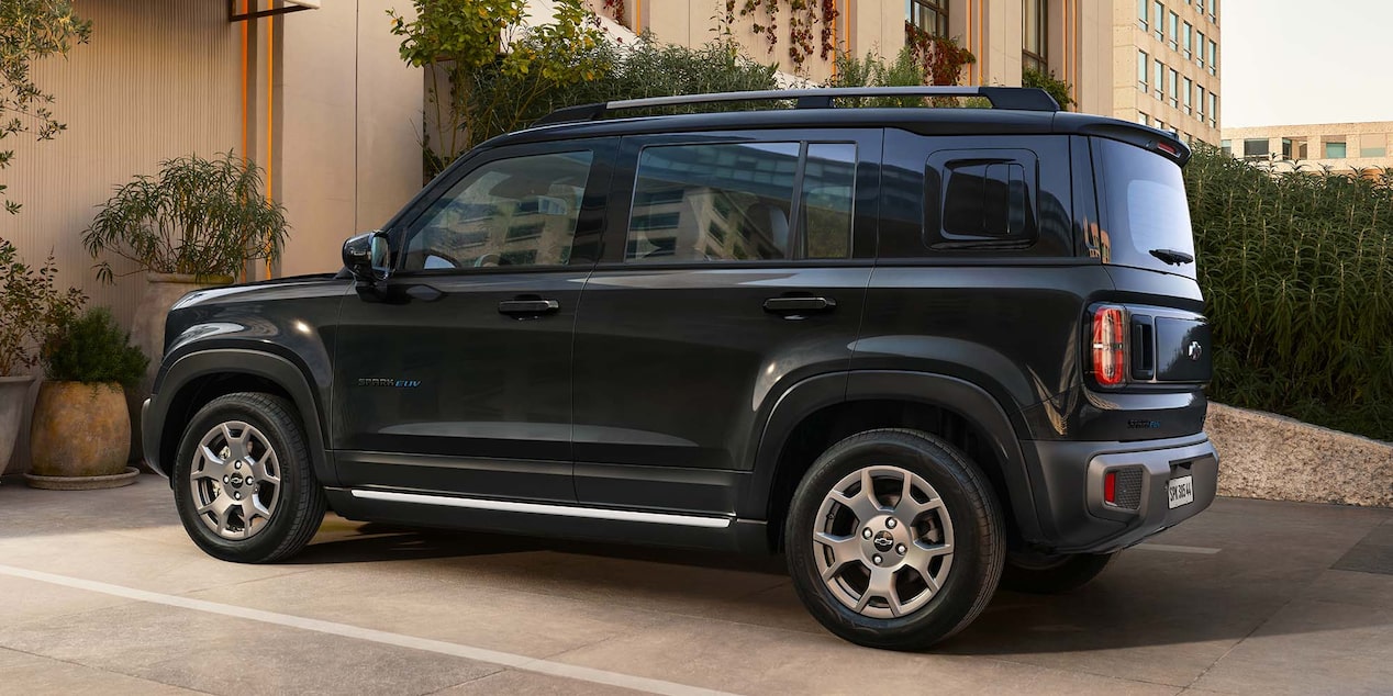 Vista lateral del Chevrolet Spark EUV color Negro Galaxia estacionado en área urbana.