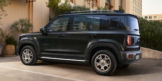 Vista lateral del Chevrolet Spark EUV color Negro Galaxia estacionado en área urbana.