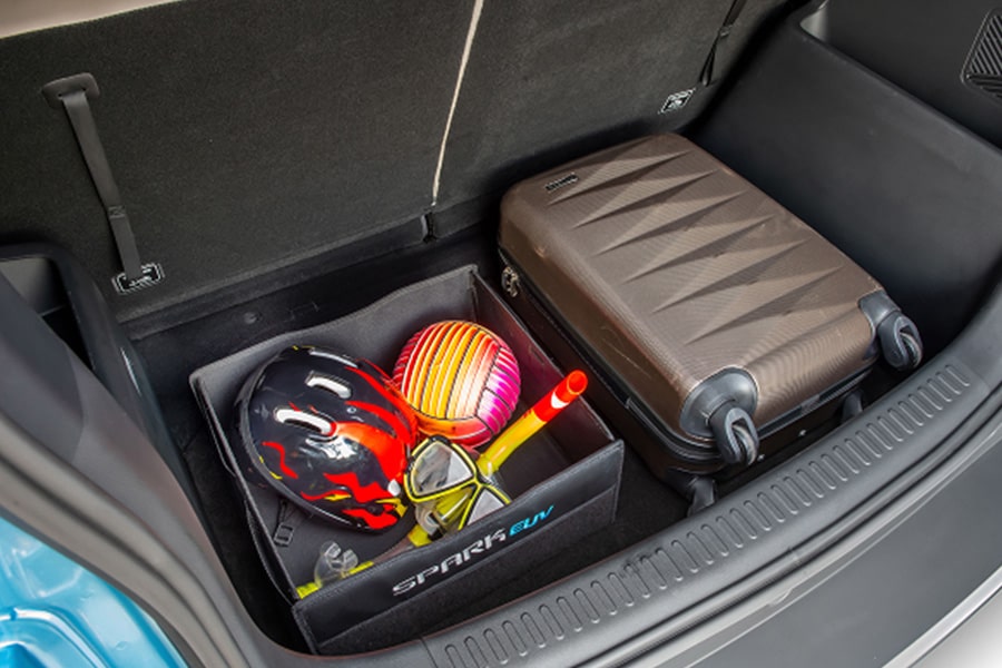 Vista cercana de la caja organizadora del Spark EUV.