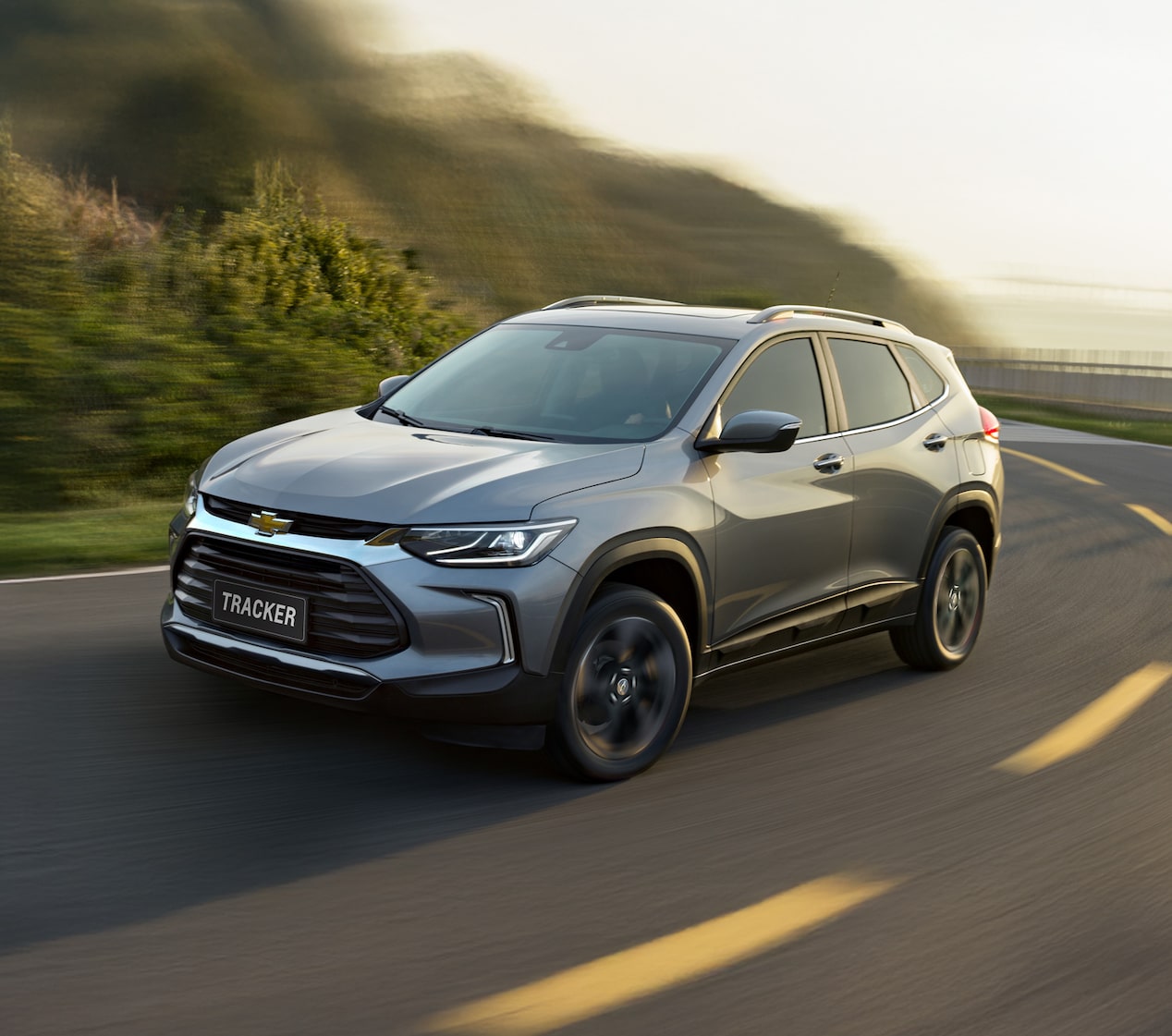 Imagen de un vehículo Chevrolet circulando por la carretera a toda velocidad.