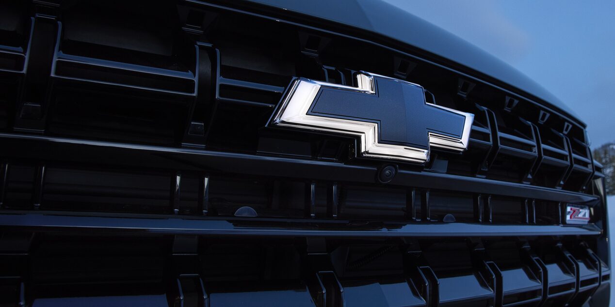 Primer plano de la insignia Chevrolet en la parrilla de un vehículo Chevrolet.