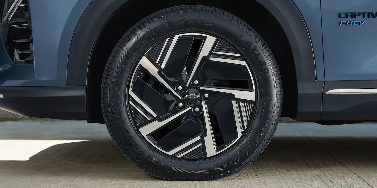 Vista en detalle de los rines de 18 pulgadas en una de las ruedas de la Chevrolet Captiva PHEV.