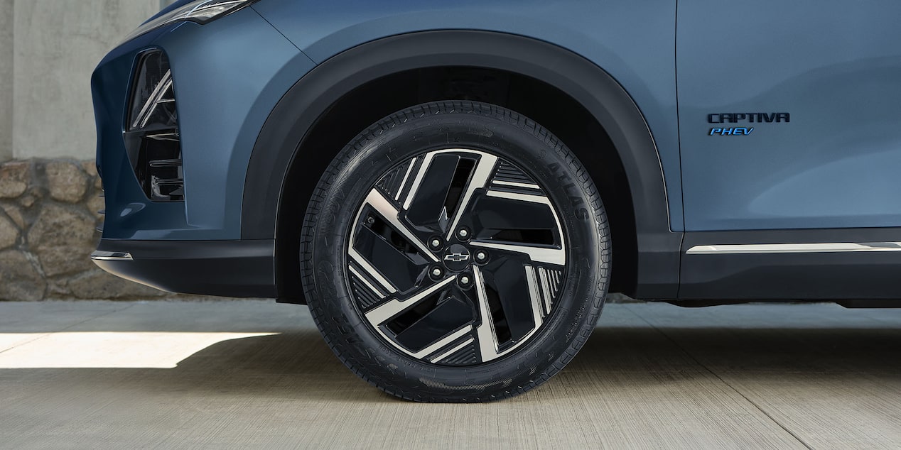 Vista lateral de la Chevrolet Captiva PHEV, destacando los rines 18 pulgadas en una de las ruedas.
