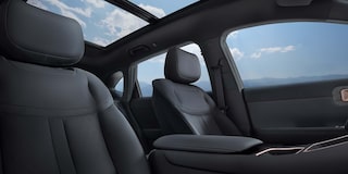 Vista en detalle de los asientos delanteros de la Chevrolet Captiva PHEV en color negro.