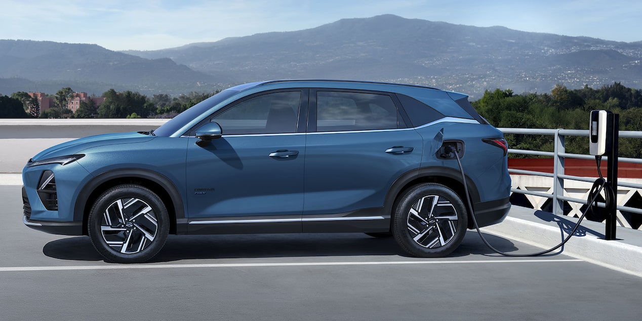 Imagen de una Chevrolet Captiva estacionada mientras es cargada en una parking al aire libre con montañas y naturaleza de fondo.