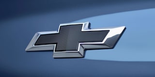 Vista en primer plano de la insignia Chevrolet en la Chevrolet Captiva PHEV.