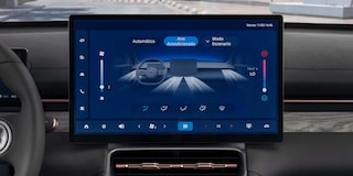 Primer plano de la pantalla digital central de la Chevrolet Captiva PHEV.