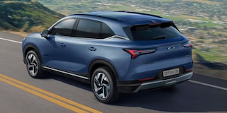 Vista trasera de la Chevrolet Captiva PHEV ascendiendo sobre una ruta elevada, con montañas y naturaleza de fondo. 