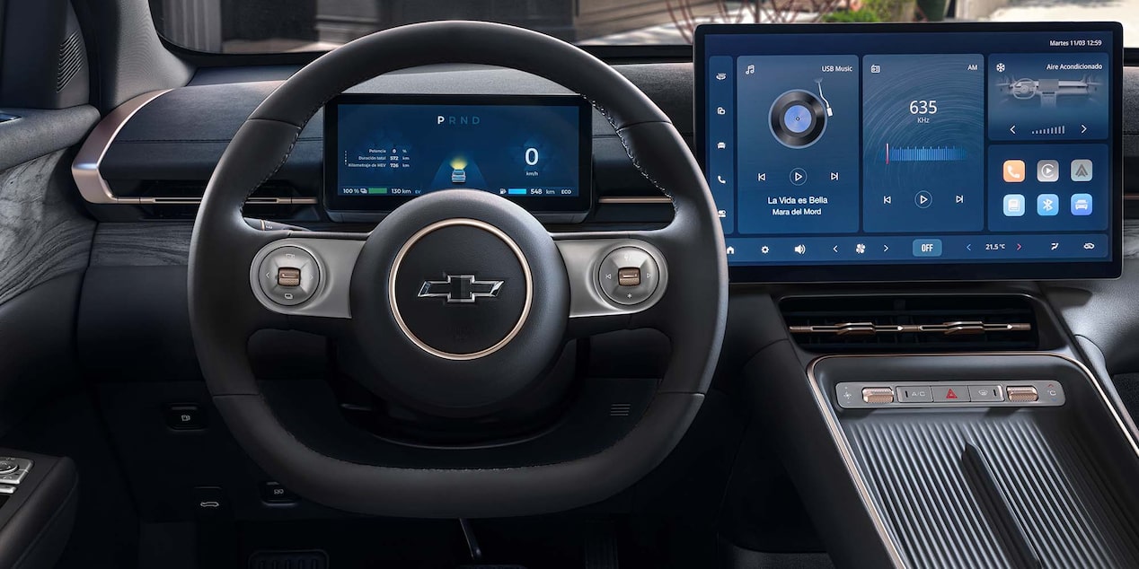 Vista del volante de la Chevrolet Captiva PHEV, además de los controles y la pantalla digital central.
