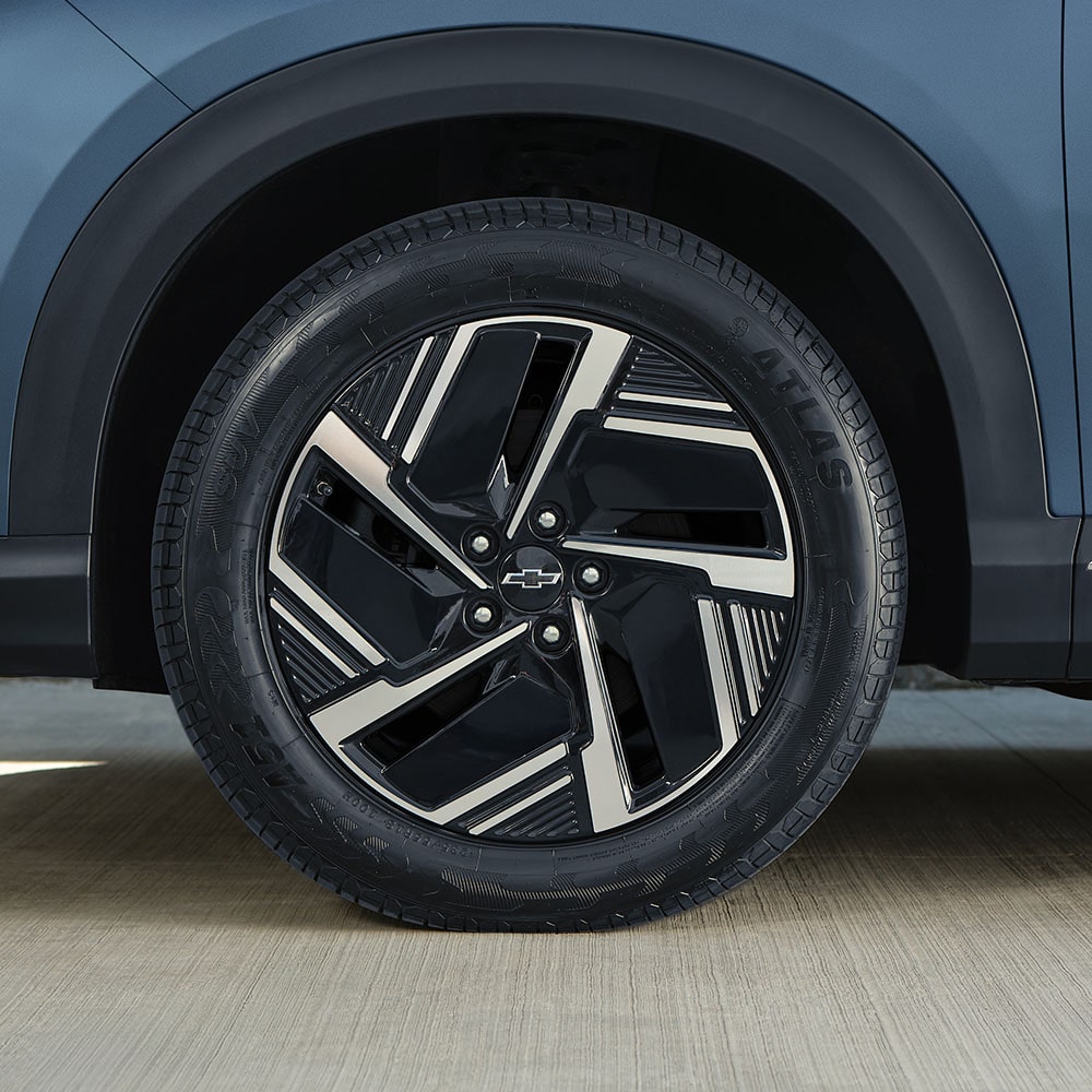Vista en detalle de los rines de 18 pulgadas en una de las ruedas de la Chevrolet Captiva PHEV.