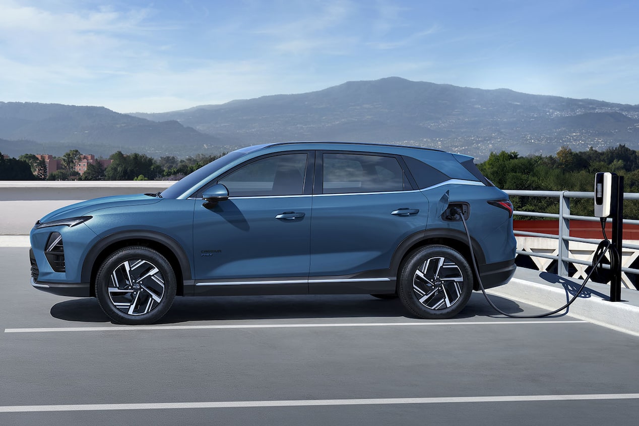 Imagen de una Chevrolet Captiva estacionada mientras es cargada en una parking al aire libre con montañas y naturaleza de fondo.