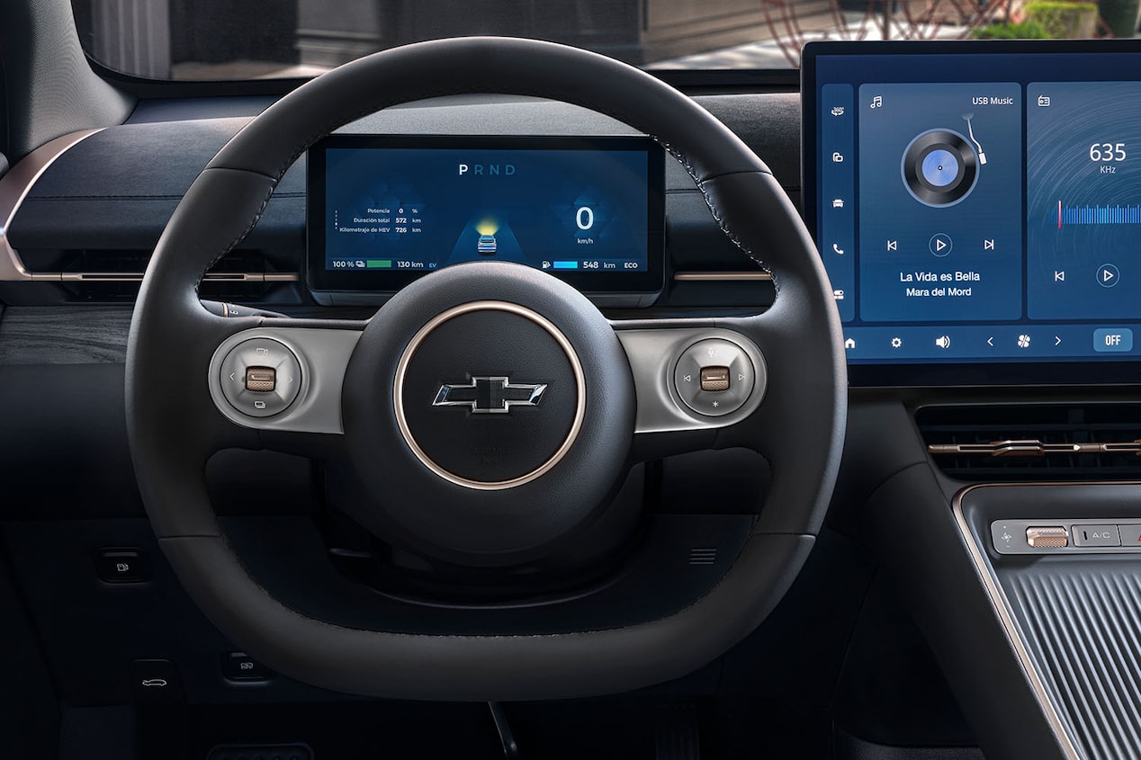 Vista del volante de la Chevrolet Captiva PHEV, además de los controles y la pantalla digital central.