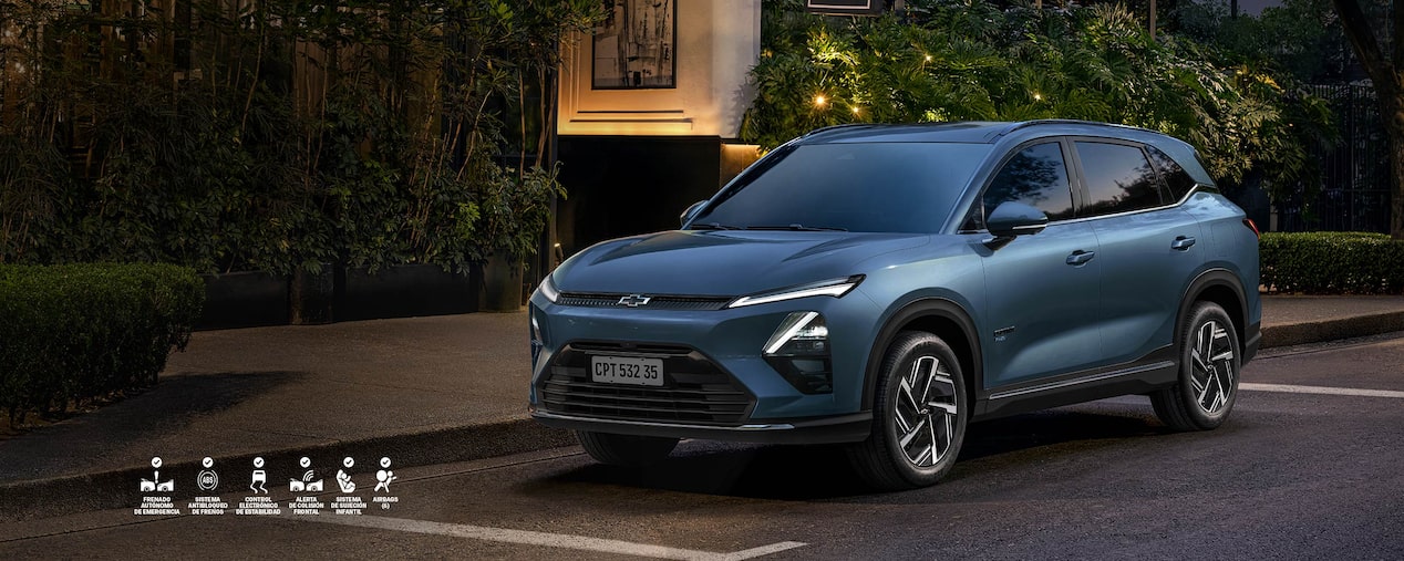 Chevrolet Captiva EV estacionada en una zona urbana.