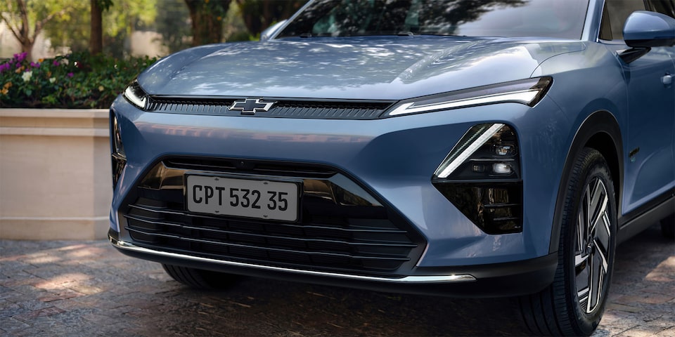 Frente de la Chevrolet Captiva híbrida enchufable en color azul, destacando su diseño moderno con parachoques estilizado, faros LED y emblema de Chevrolet.