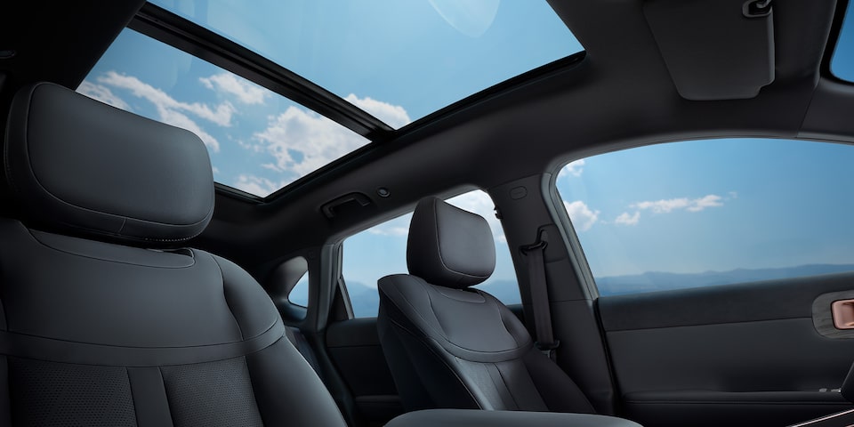 Interior de la Chevrolet Captiva con techo panorámico.