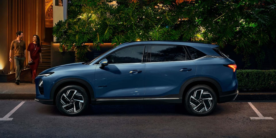 Chevrolet Captiva vista de costado y parqueada en zona residencial.