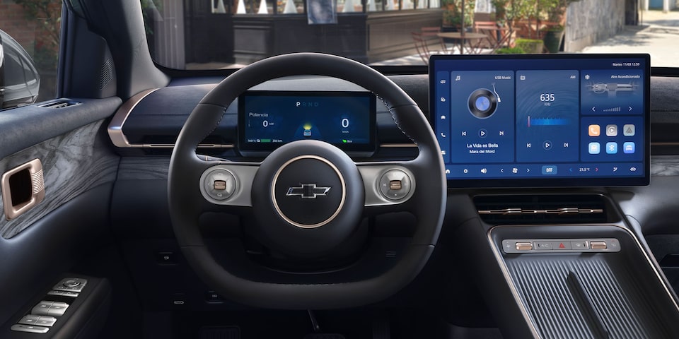 Tablero digital de la Chevrolet Captiva híbrida enchufable, con pantalla táctil, volante multifuncional y diseño interior elegante.