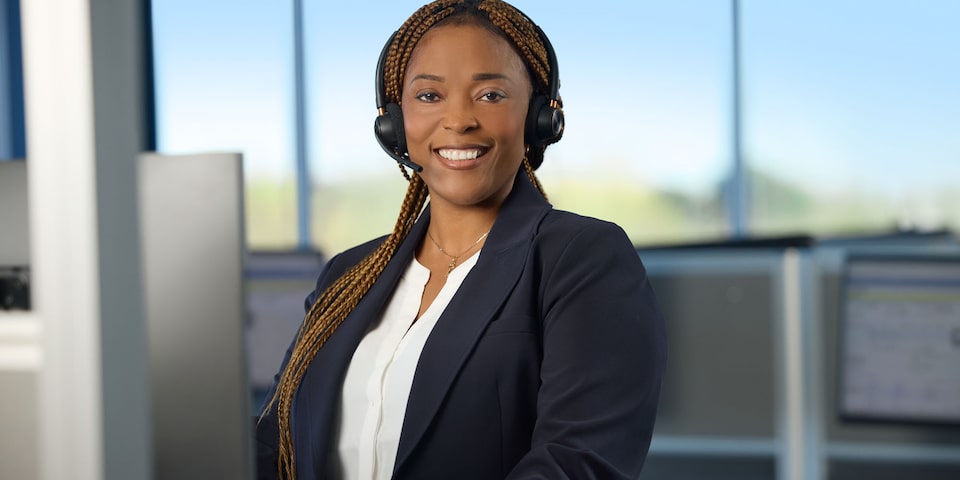 Asesora de atención al cliente de Chevrolet brindando soporte profesional con auriculares en oficina