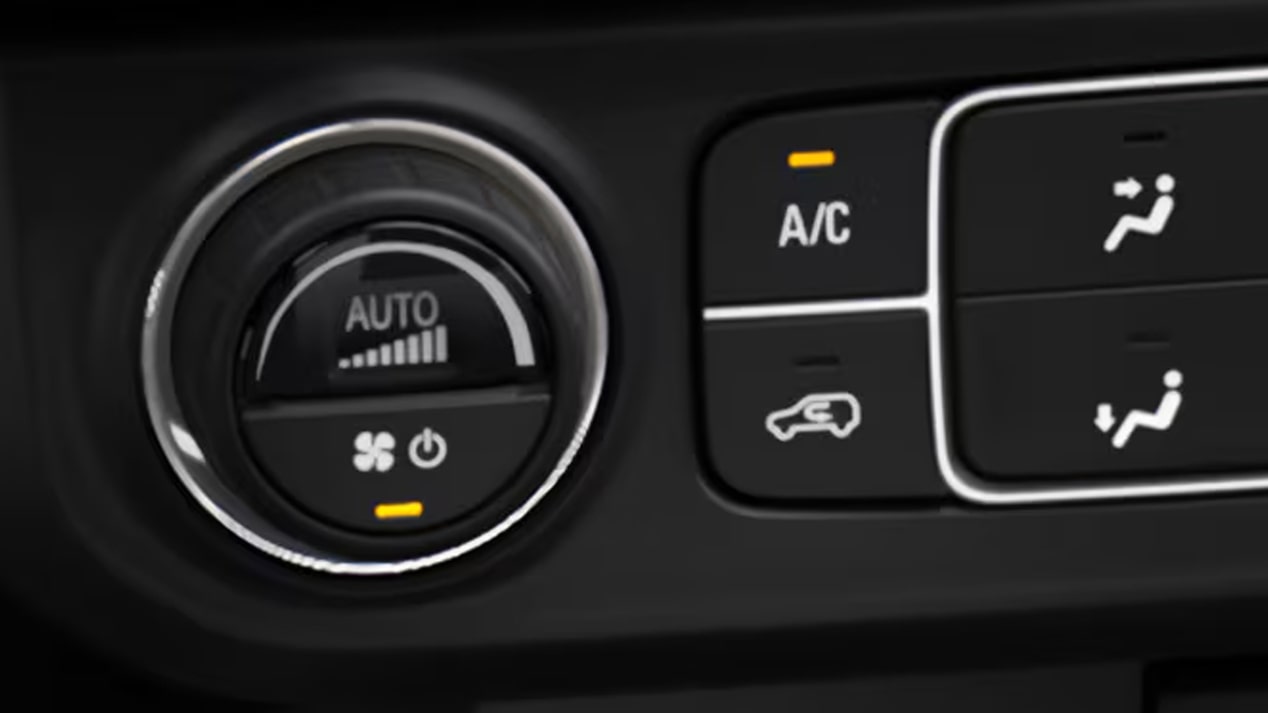 Vista en detalle de los controles del climatizador automático de la Chevrolet Colorado.