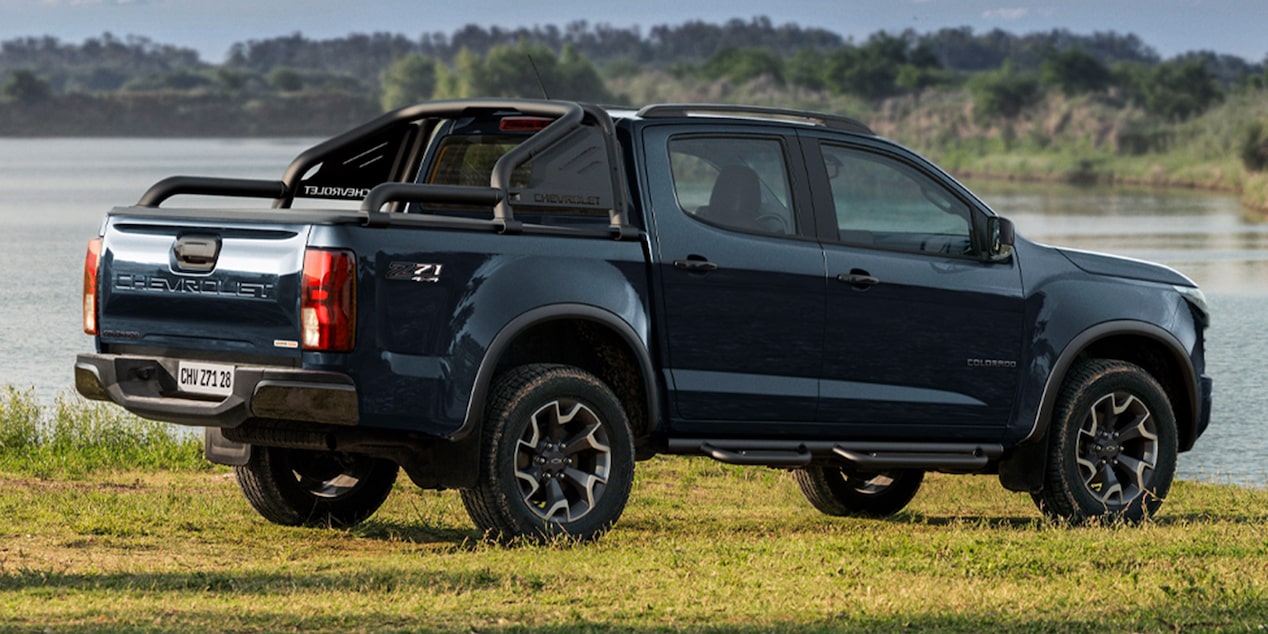 Vista lateral de la Chevrolet Colorado estacionada al lado de un río.