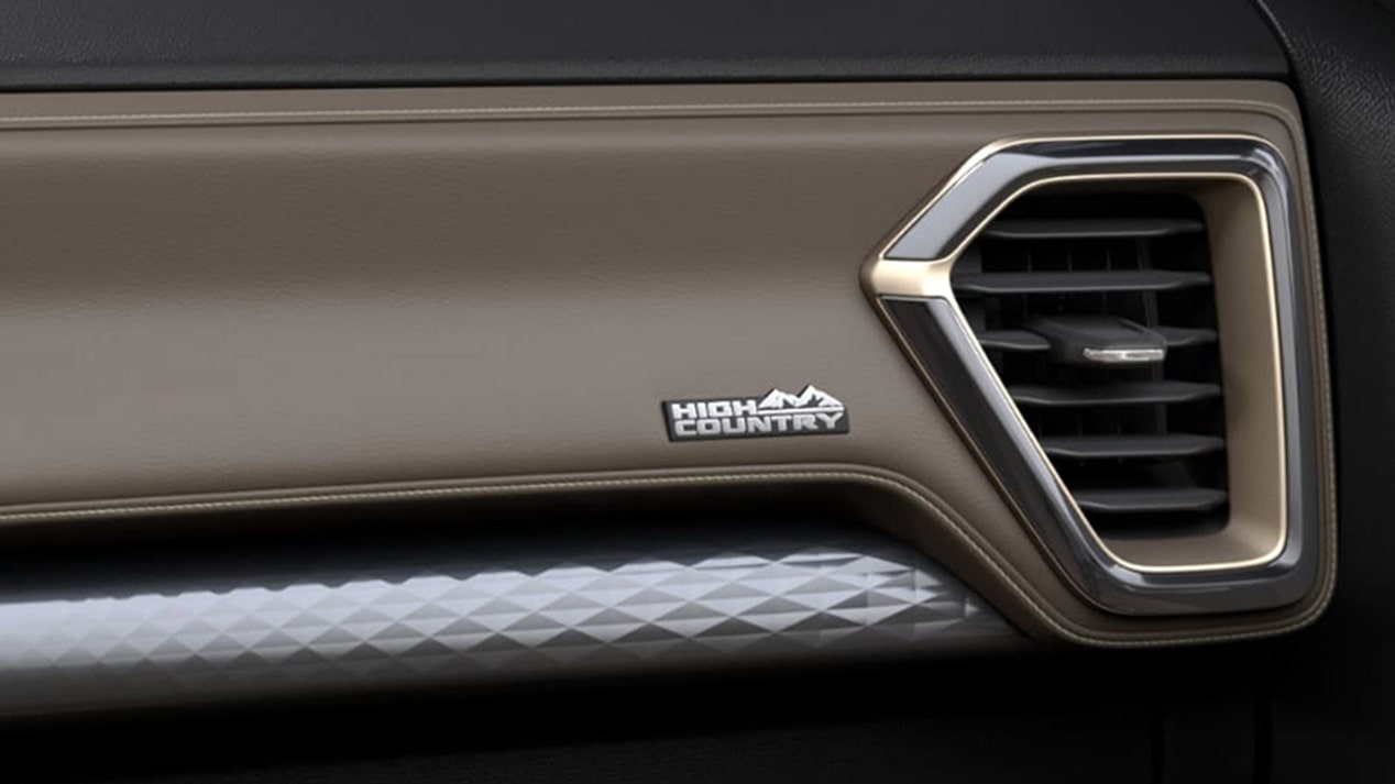 Vista cercana de los detalles de lujo en la guantera de la Chevrolet Colorado.