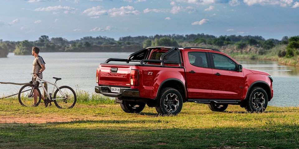 Nueva Chevrolet Colorado Z71 estacionada al borde de un río.