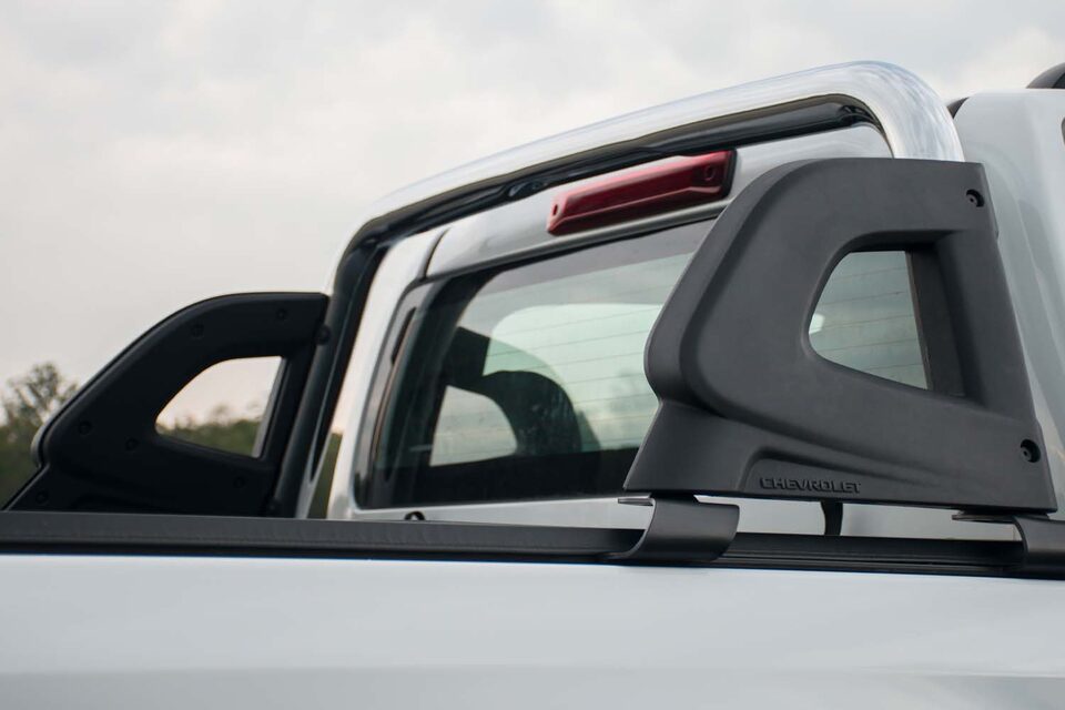 La barra antivuelcos negra da un estilo único a su camioneta Chevrolet Colorado
