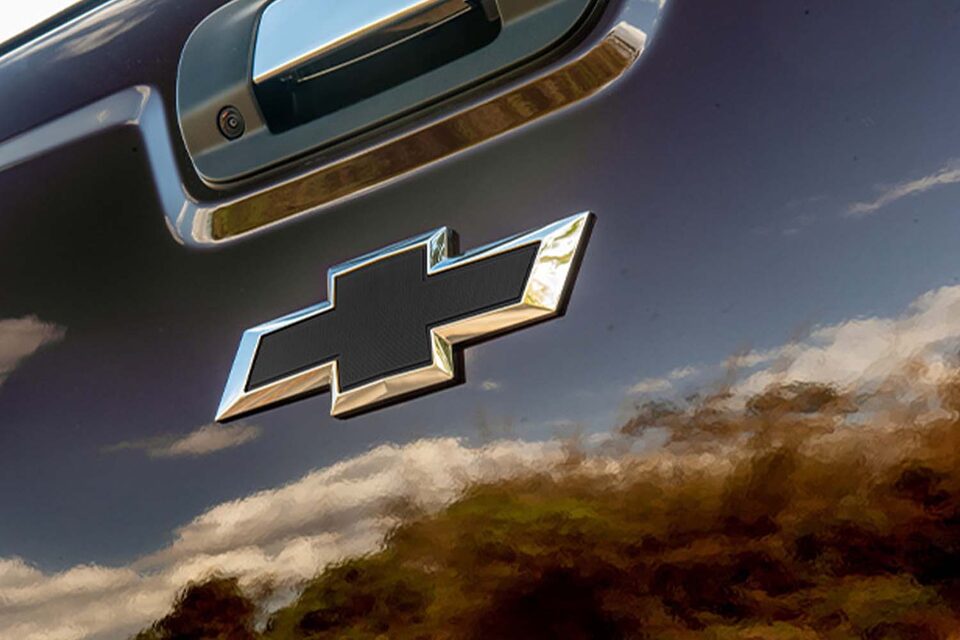Mejora la apariencia de tu camioneta Colorado con el logo de Chevrolet en color negro