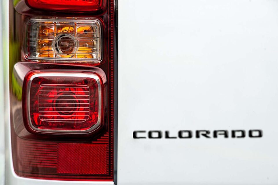 Mejora el aspecto de tu Chevrolet con el logotipo de Colorado en negro