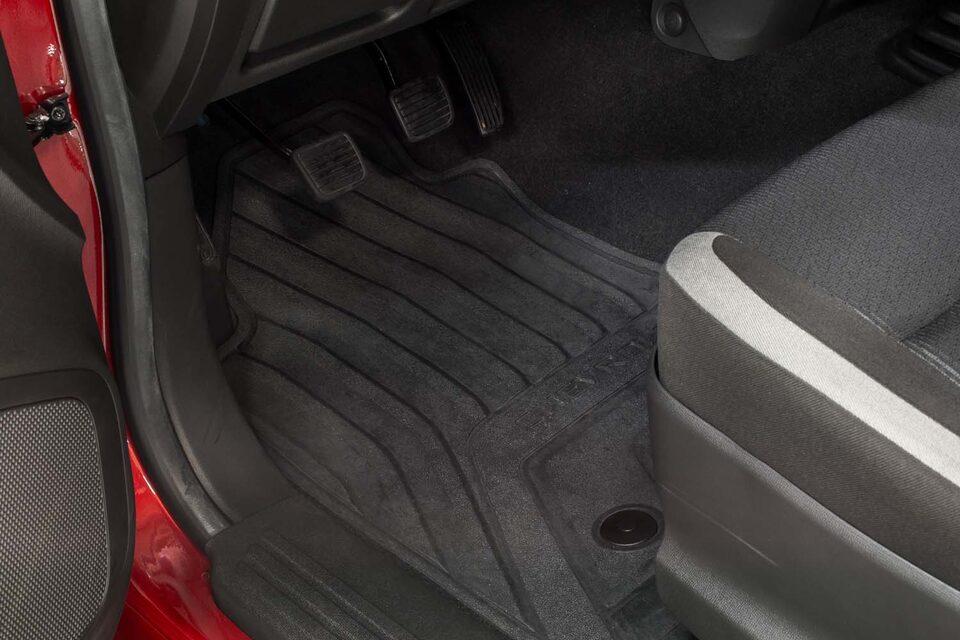 El kit de cubre alfombras protege tu Chevrolet Colorado de la suciedad
